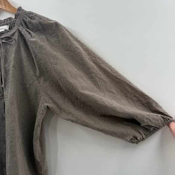 Evereve Palmer Embroidered Blouse Top Button Front Neutral Mocha Size Medium - Picture 4 of 11